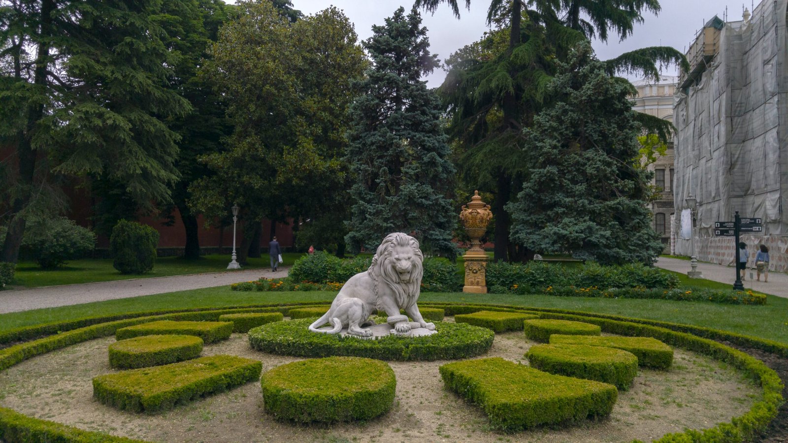 gray lion statue